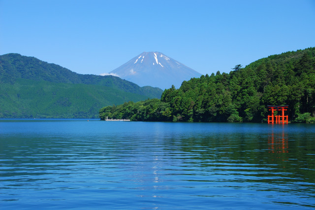 芦ノ湖と富士山（鳥居）１